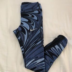 Nike luxe running Capri leggings blue/black sz S